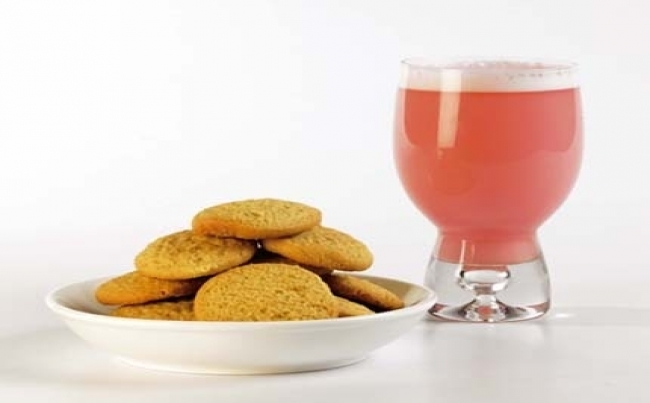 Jugo de guayaba y granadilla con galletas de manzana
